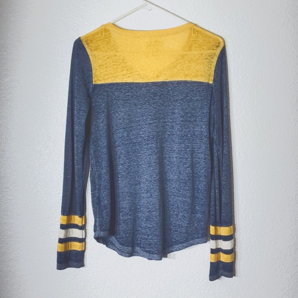Almost Famous Ladies Medium Navy/Gold V-neck Long Sleeve Burnout Shirt - Picture 2 of 2